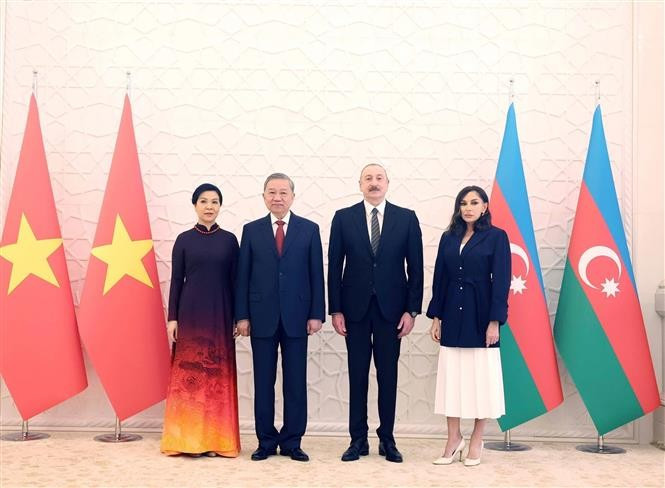 Le secrétaire général du Parti communiste du Vietnam, Tô Lâm et de son épouse, (à gauche) et le président de la République d'Azerbaïdjan, Ilham Aliyev, et son épouse. Photo: VNA
