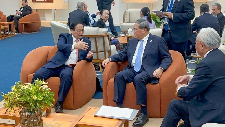 Le Premier ministre vietnamien Pham Minh Chinh (gauche) et son homologue chinois Li Qiang. 