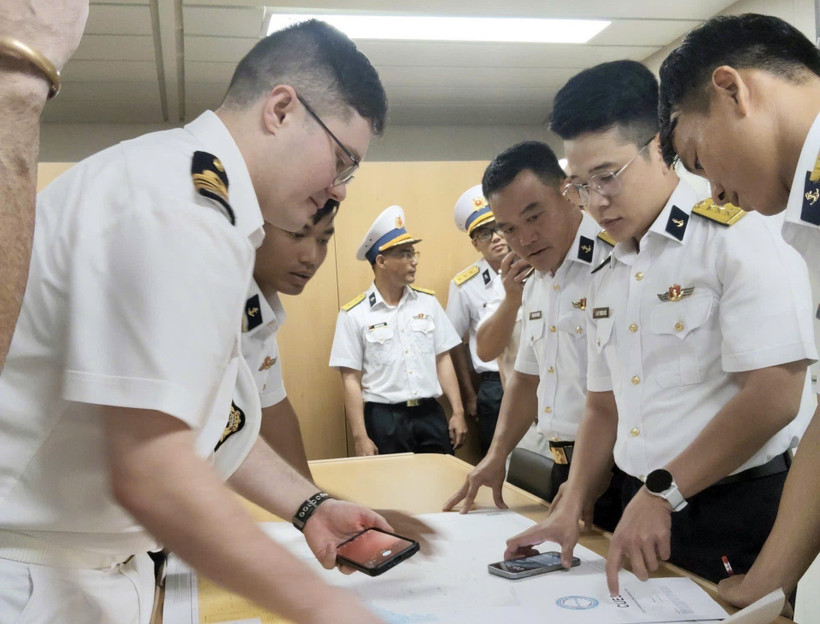 Les officiers des deux camps ont discuté et convenu d’un plan de formation conjoint. Photo: VNA