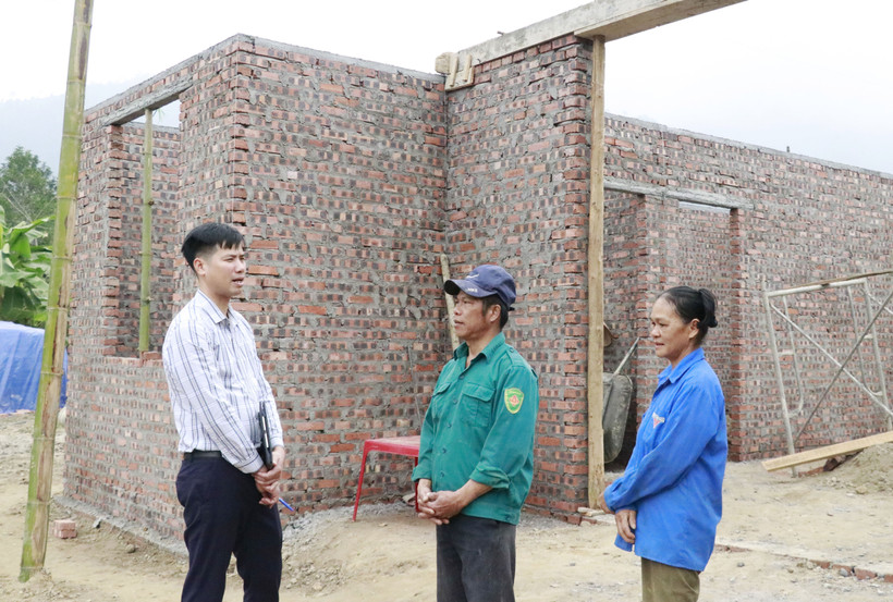 Un fonctionnaire de la commune de Viêt Hông (province de Lao Cai) inspectent l'avancement des travaux de construction de la maison des habitants. Photo: VNA