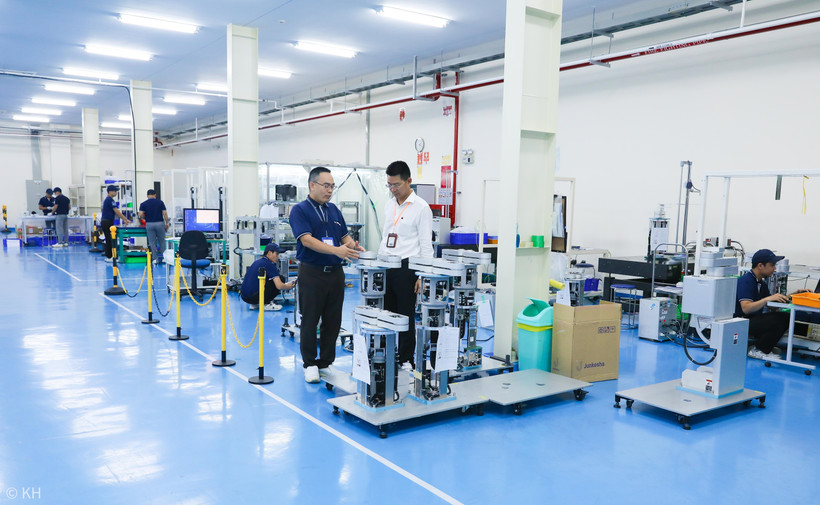 Ligne d'assemblage robotisée de transfert de plaquettes dans l'industrie des semi-conducteurs chez TAZMO Vietnam (Parc industriel de Long Hau, province de Tay Ninh). Photo: VNA