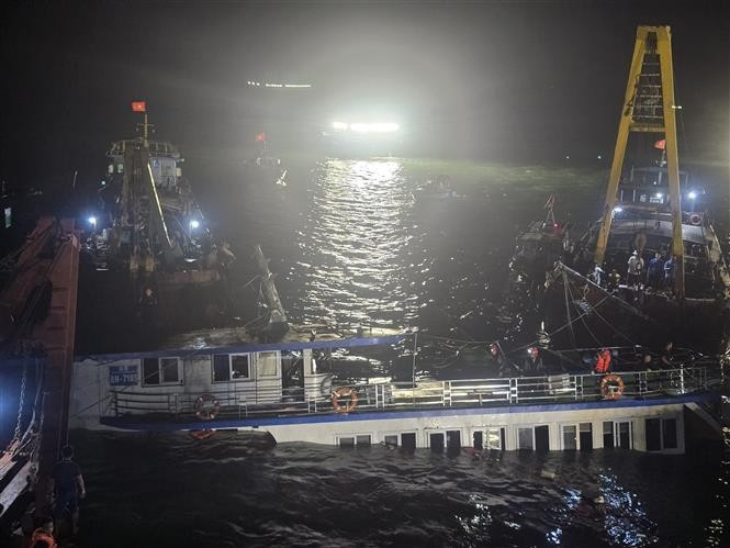 Le bateau touristique Vinh Xanh 58, qui a chaviré, a été récupéré et remorqué jusqu'à la côte le 20 juillet pour une enquête plus approfondie. Photo : VNA