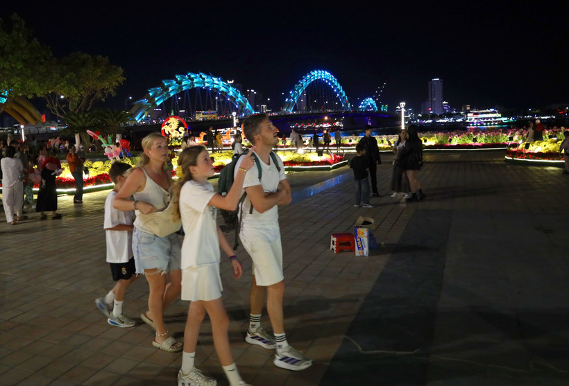 Des touristes visitent Da Nang à l'occasion du Nouvel An lunaire. Photo: VNA