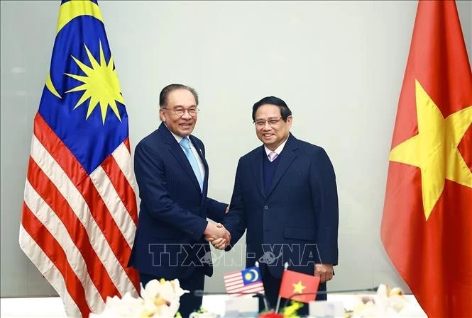 Le Premier ministre malaisien Anwar Ibrahim (gauche) et son homologue vietnamien Pham Minh Chinh. Photo: VNA