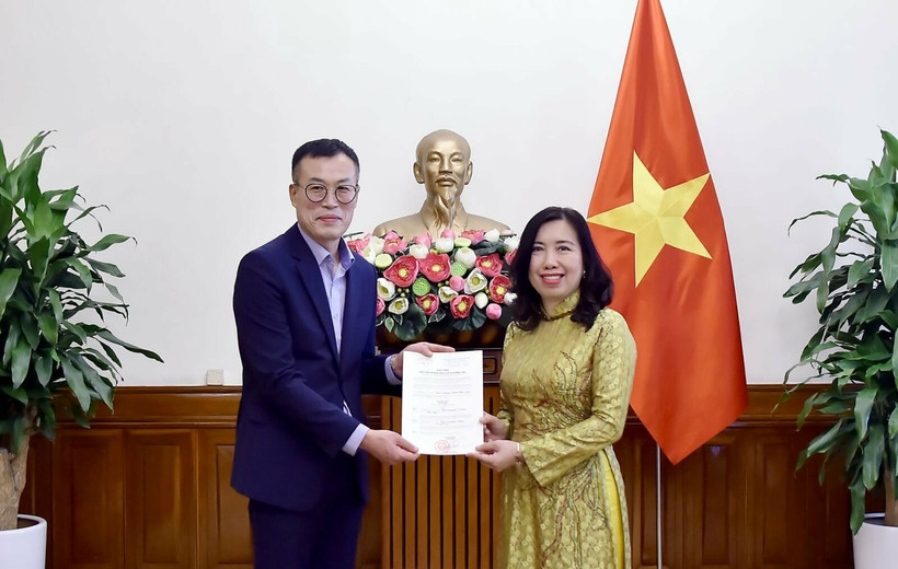 La vice-ministre des Affaires étrangères Lê Thi Thu Hang remet la licence à Kim Kwan Woong, chef du bureau et correspondant résident de Financial News au Vietnam. Photo: ministère des Affaires étrangères 