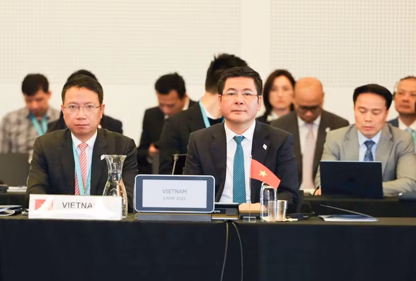 Le ministre de l'Industrie et du Commerce, Nguyên Hông Diên participe à la réunion. Photo: VNA