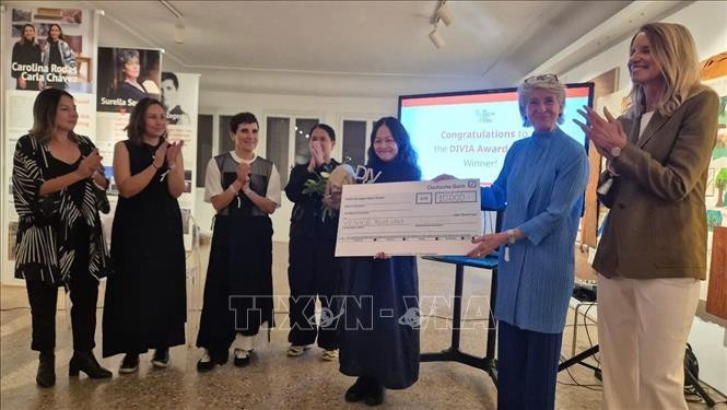 L'architecte vietnamienne Trân Thi Ngu Ngôn, cofondatrice de Tropical Space, a reçoit le prix "Diversity in Architecture" (DIVIA) 2025. Photo: VNA