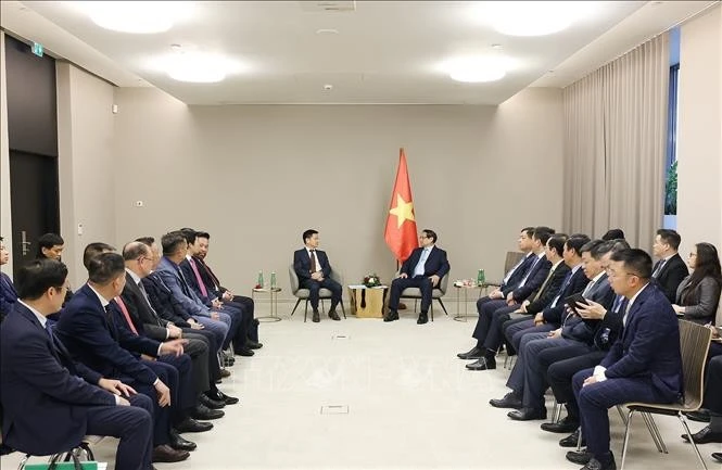 Le Premier ministre Pham Minh Chinh rencontre les dirigeants des principales entreprises vietnamiennes opérant en République tchèque et en Europe. Photo: VNA