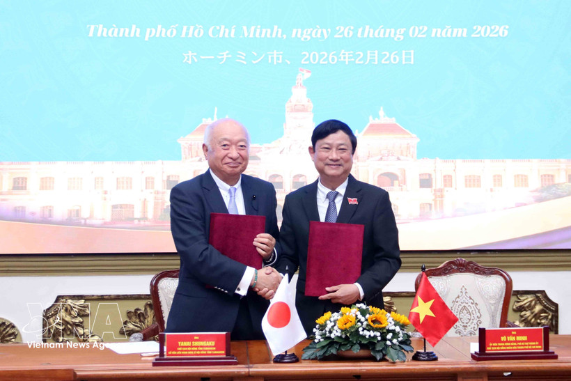 Vo Van Minh, président du Conseil populaire de Hô Chi Minh-Ville (à droite), et Yanai Shungaku, président de l’Assemblée préfectorale de Yamaguchi (Japon), signent le mémorandum d’entente sur les échanges et la coopération. Photo: VNA