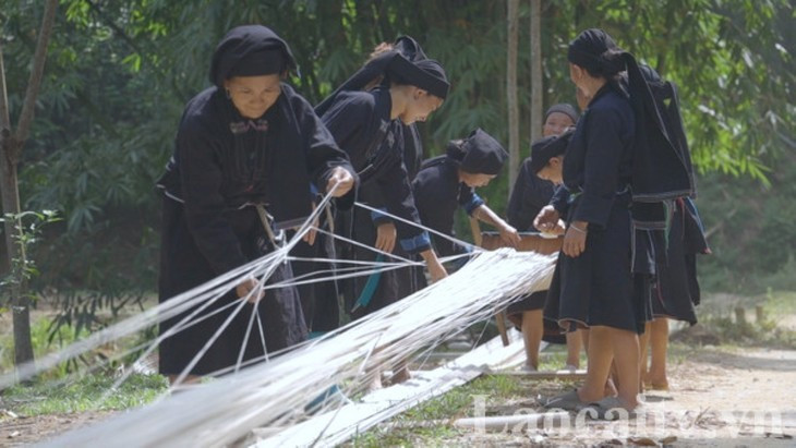 Pendant leur temps libre, les femmes du hameau Mà Phô se retrouvent pour tisser ensemble. Photo: laocaitv.vn
