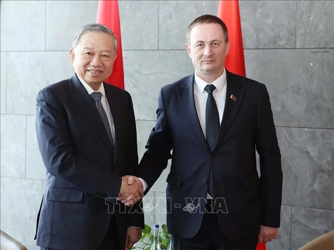 Le secrétaire général Tô Lâm (gauche) rencontre le Premier ministre biélorusse. Photo: VNA