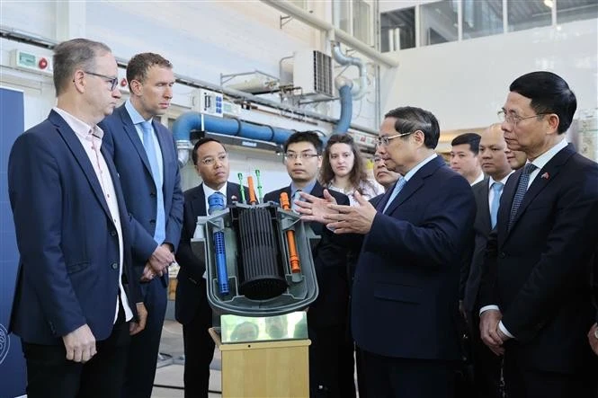 Le Premier ministre Pham Minh Chinh se rend à la division des sciences et de l'ingénierie nucléaires (NSE) du département de physique de l'Institut royal de technologie (KTH) de Suède. Photo: VNA