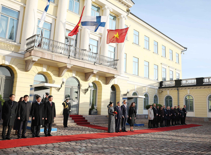 Le président de la République de Finlande, Alexander Stubb, et son épouse président la cérémonie d'accueil officielle du secrétaire général Tô Lâm et de son épouse le 21 octobre 2025. Photo: VNA