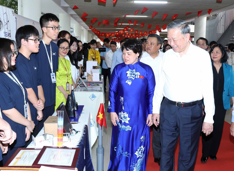 Le secrétaire général Tô Lâm visite le lycée d'excellence Hanoï - Amsterdam. Photo: VNA