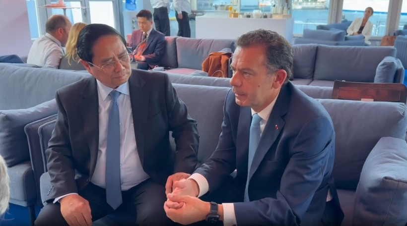 Le Premier ministre Pham Minh Chinh (gauche) et son homologue portugais, Luis Montenegro. Photo: VNA