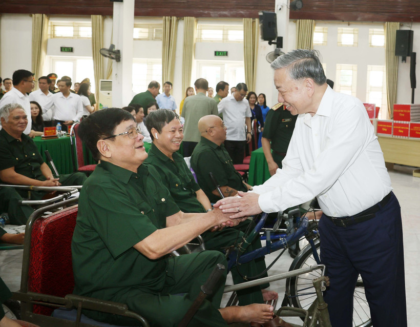 Le secrétaire général du Parti Tô Lâm rend visite aux soldats blessés du Centre de soins pour invalides de guerre de Thuân Thành (quartier de Ninh Xa, province de Bac Ninh) le 15 juillet. Photo : VNA