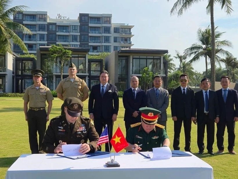 Cérémonie de signature du procès-verbal du rapatriement des restes de soldats américains portés disparus pendant la guerre au Vietnam. Photo : ministère des AE