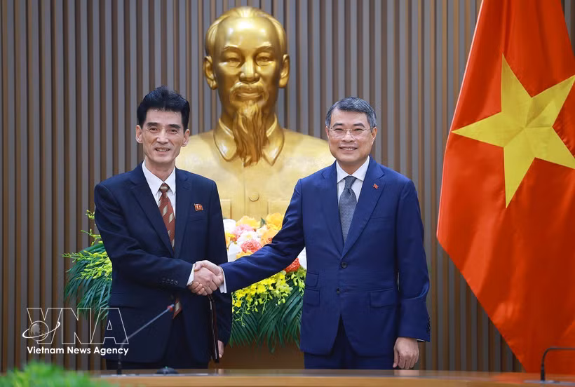 Le Premier ministre Le Minh Hung (droite) et l’ambassadeur nord-coréen Ri Sung Guk. Photo: VNA