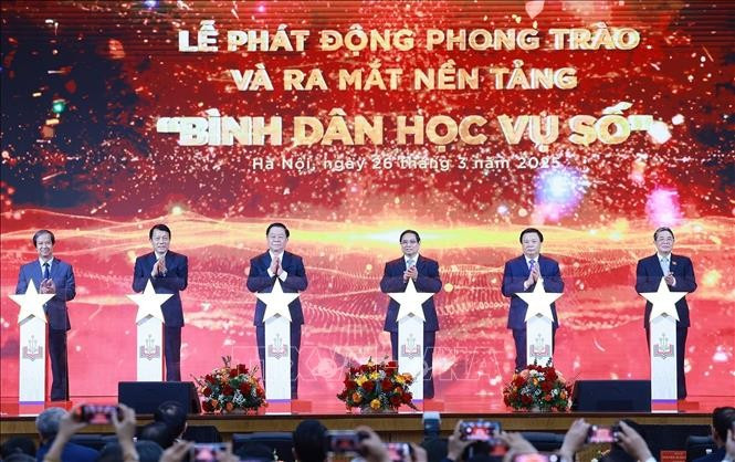 Le Premier ministre Pham Minh Chinh (3e de droite à gauche) et les délégués lors de la cérémonie de lancement du mouvement "Alphabétisation numérique". Photo : VNA