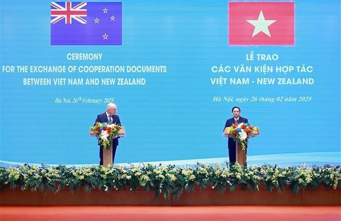 Le Premier ministre Pham Minh Chinh et son homologue néo-zélandais donnent une conférence de presse conjointe. Photo: VNA