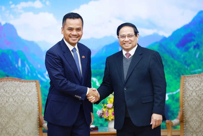 Le PM Pham Minh Chinh (droite) reçoit le vice-PM et ministre de l'Intérieur cambodgien Sar Sokha. Photo: VNA