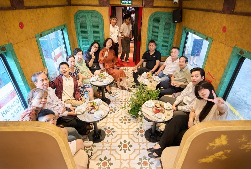 Des visiteurs à bord du train. Photo: baodautu.vn