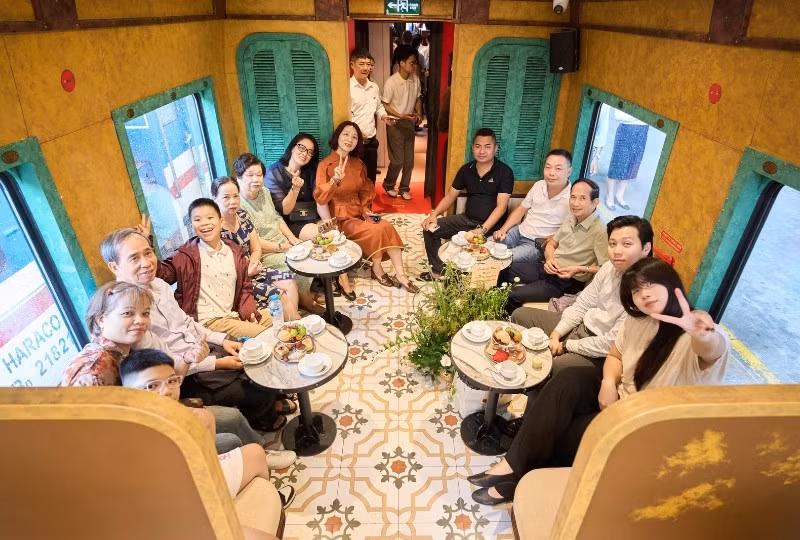 Des visiteurs à bord du train. Photo: baodautu.vn