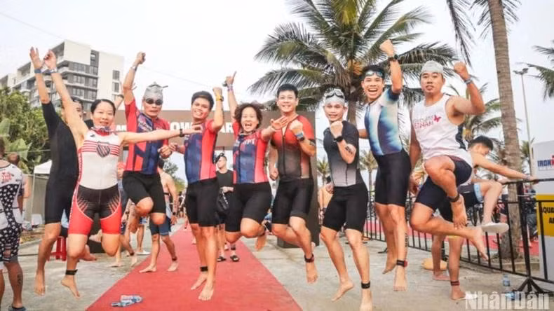 Plus de 3 500 triathlètes à Dà Nang pour l'IRONMAN 70.3 Vietnam 2025. Photo : nhandan.vn