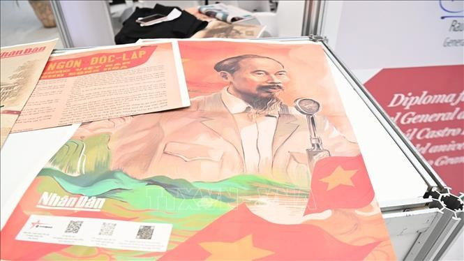 Publications sur la révolution vietnamienne et le Président Hô Chi Minh à l'espace d'exposition du journal Granma. Photo : VNA