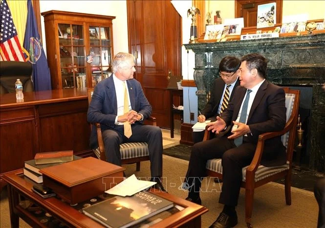Le ministre de l'Industrie et du Commerce, Nguyên Hông Diên (droite) et le sénateur du Kansas, Roger Marshall. Photo: VNA
