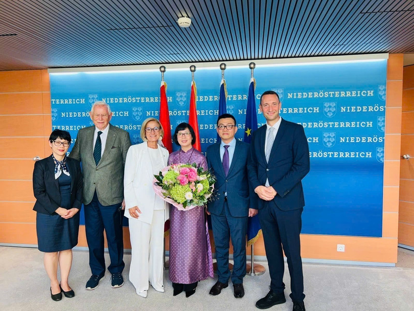 L'ambassadeur du Vietnam en Autriche, Vu Lê Thai Hoàng (2e de droite à gauche) rend une visite de courtoisie à Johanna Mikl-Leitner, gouverneure de la Basse-Autriche. Photo: VNA