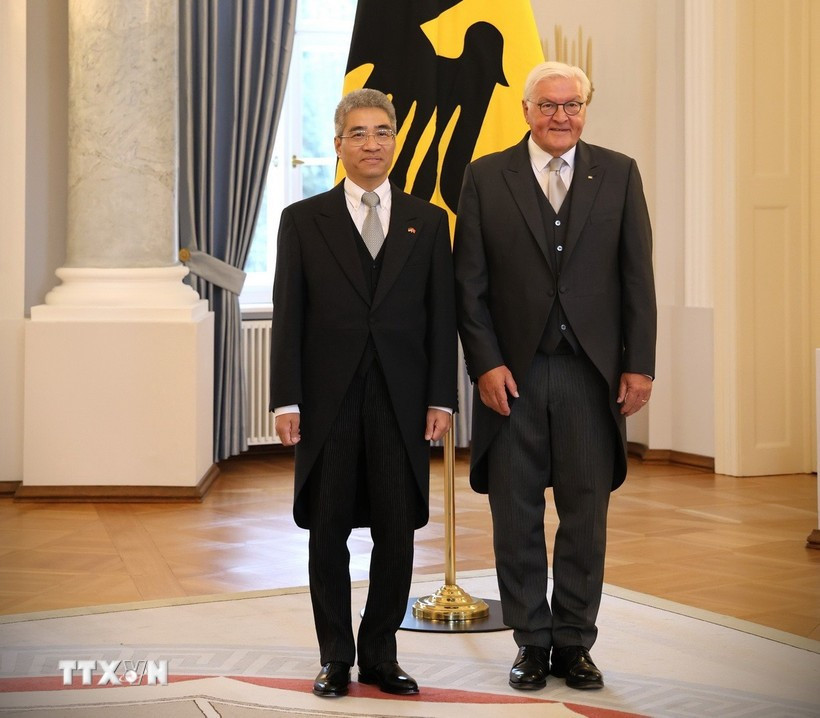 Le président allemand Frank-Walter Steinmeier (à droite) et l'ambassadeur du Vietnam en Allemagne Nguyên Dac Thành. Photo: VNA 