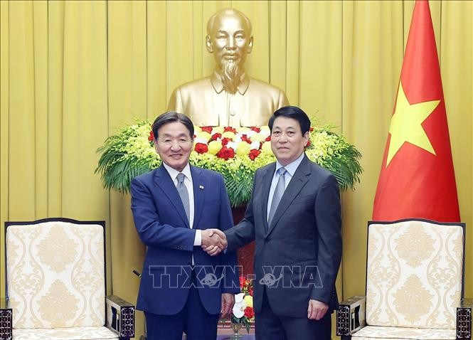 Le président Luong Cuong (droite) reçoit l'envoyé spécial du président sud-coréen, Park Chang Dal. Photo: VNA