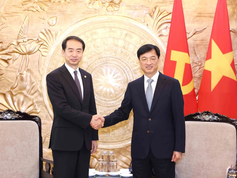 Nguyên Duy Ngoc, membre du Bureau politique, secrétaire du Comité central du Parti et président de la Commission centrale de contrôle du Parti (droite) et He Wei, ambassadeur de Chine au Vietnam. Photo: VNA
