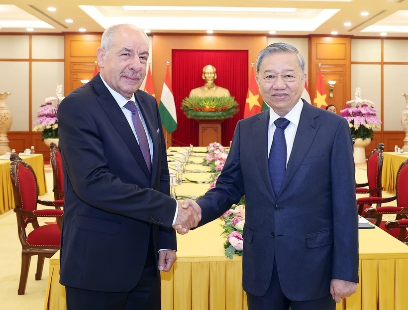 Le secrétaire général du Parti Tô Lâm (droite) et le président hongrois Sulyok Tamás. Photo: VNA