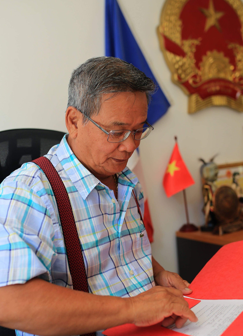 Le consul honoraire Dinh Ngoc Riem en fonction au consulat du Vietnam à Nouméa. Photo : VNA