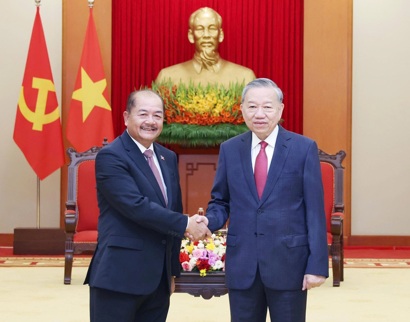 Le secrétaire général du Parti communiste du Vietnam (PCV), Tô Lâm (droite) et le vice-Premier ministre lao, Kikeo Khaykhamphithoune. Photo: VNA