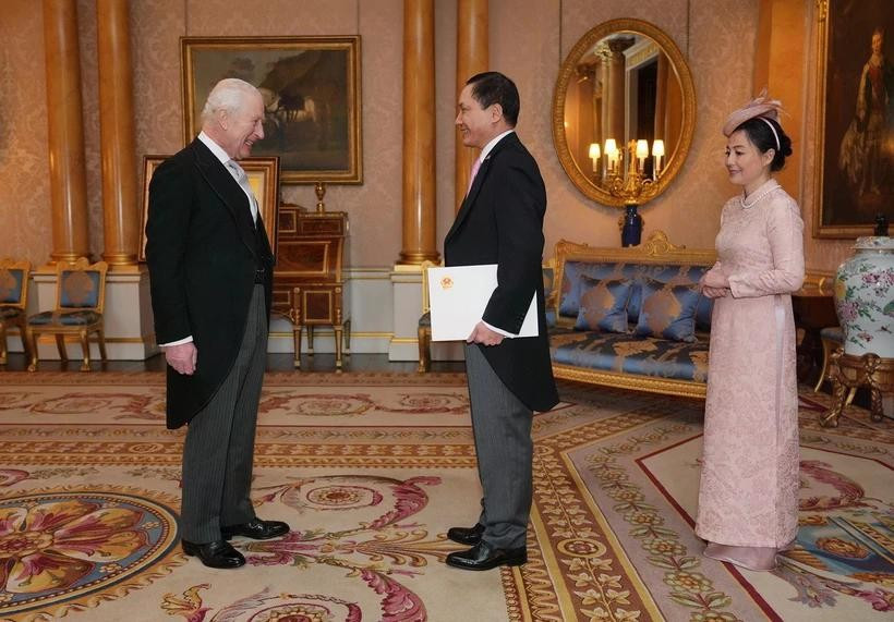 L'ambassadeur du Vietnam au Royaume-Uni, Dô Minh Hùng, présente ses lettres de créance au roi Charles III. Photo : Maison royale du Royaume-Uni 