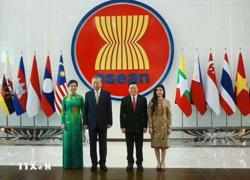 Le SG du PCV Tô Lâm (2e de gauche à droite) et son épouse effectuent une visite au Secrétariat de l'ASEAN. Photo: VNA