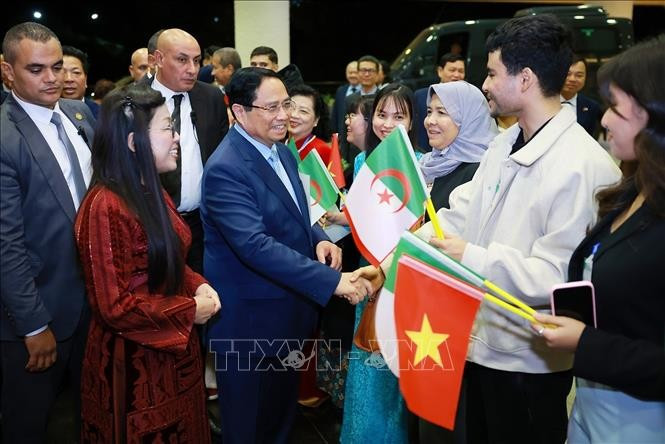 Le Premier ministre Pham Minh Chinh et son épouse rencontrent la communauté vietnamienne en Algérie. Photo: VNA
