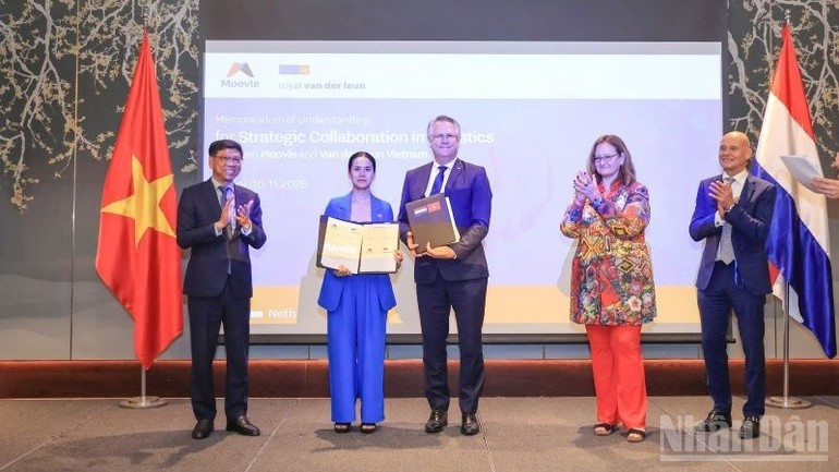 Les dirigeants de l'Administration maritime et navigable du Vietnam et de la société STC B.V. (STC Next) échangent un protocole d'accord relatif à la coopération en matière de formation dans les domaines maritime et fluvial. Photo : nhandan.vn