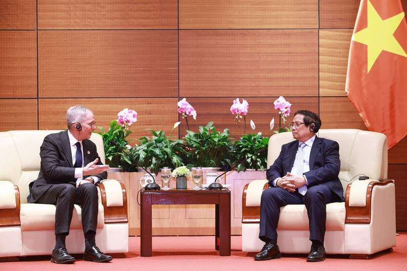 Le Premier ministre Pham Minh Chinh (droite) et Scott Morris, vice-président de la BAD pour l'Asie de l'Est et du Sud-Est et le Pacifique. Photo: VNA