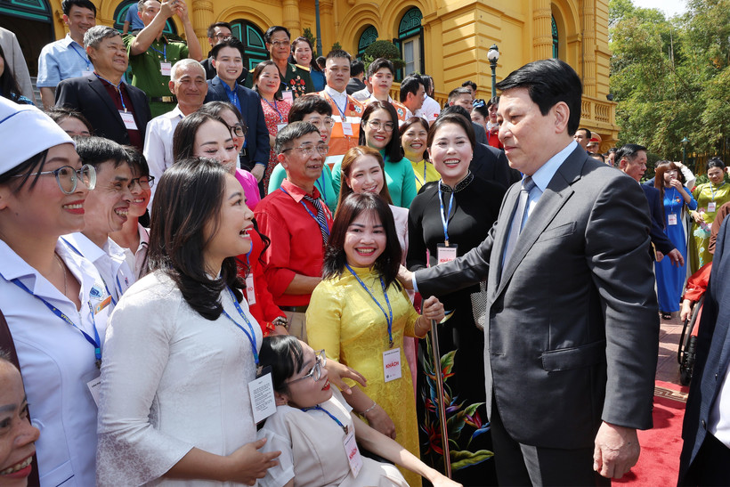 Le président Luong Cuong rencontre 100 figures exemplaires du programme télévisé "Việc tử tế" (Actes de bonté). Photo: VNA