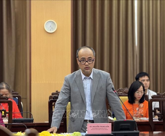 Nguyên Trung Kiên, chef du Comité d'État chargé des Vietnamiens d'outre-mer, s'exprime lors de la séance de travail. Photo: VNA
