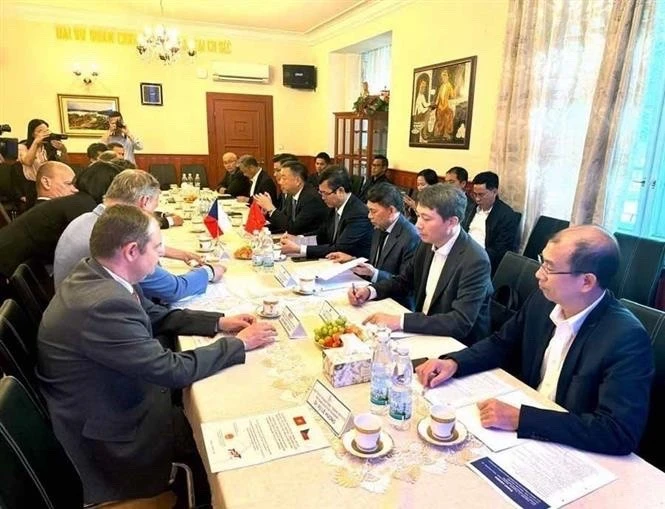 Panorama de la table ronde à Prague. Photo: VNA