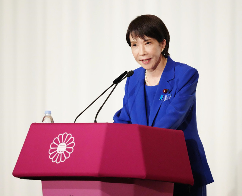 Takaichi Sanae s'exprime lors d'une conférence de presse au siège du Parti libéral-démocrate (PLD) au pouvoir à Tokyo, le 4 octobre 2025. Photo: Kyodo/VNA