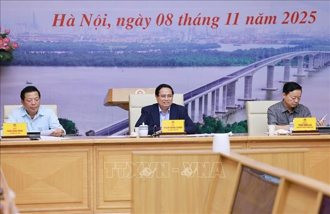 Le Premier ministre Pham Minh Chinh, qui est également le chef du Comité national de pilotage des ouvrages et projets clés du secteur des transports, préside la 21ᵉ réunion du comité le 8 novembre. Photo: VNA