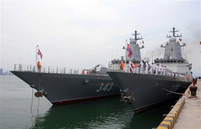 Les corvettes Rezkii et Hero de la Fédération de Russie Aldar Cidengapov ont accosté au port de Tiên Sa à Dà Nang. Photo: VNA