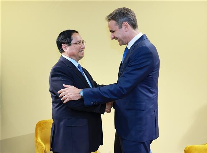 Le Premier ministre Pham Minh Chinh rencontre son homologue grec Kyriakos Mitsotakis (droite). Photo: VNA