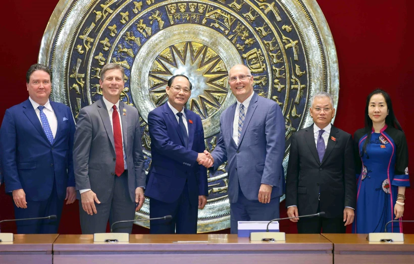 Le vice-président de l'Assemblée nationale (AN) Trân Quang Phuong (3e de gauche à droite) et le député John Moolenaar, de l'État du Michigan à la Chambre des représentants des États-Unis (3e de droite à gauche). Photo: VNA